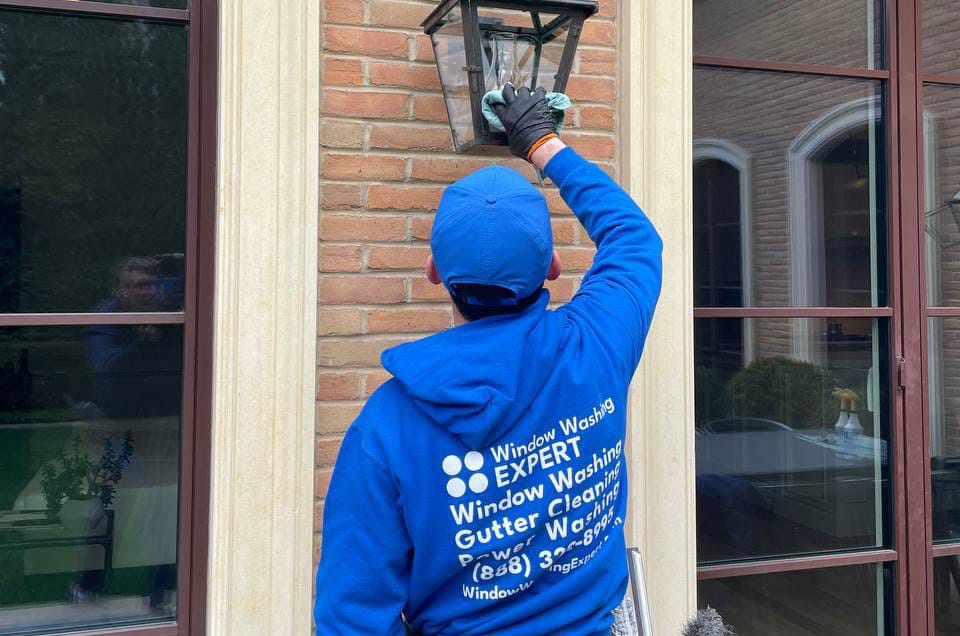Window washing expert cleaning windows